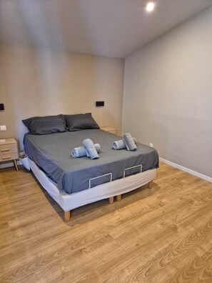 3 bedrooms, desk, free WiFi, bed sheets