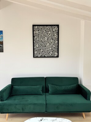 Smart TV, books, stereo