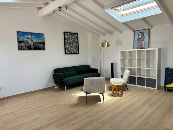 Smart TV, books, stereo