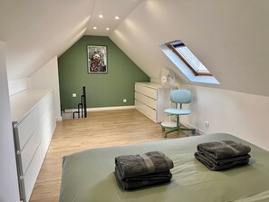 3 bedrooms, desk, iron/ironing board, free WiFi