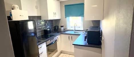 Kjøleskap, mikrobølgeovn, ovn og kokeplater