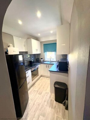 Jääkaappi, mikroaaltouuni, uuni, liesi