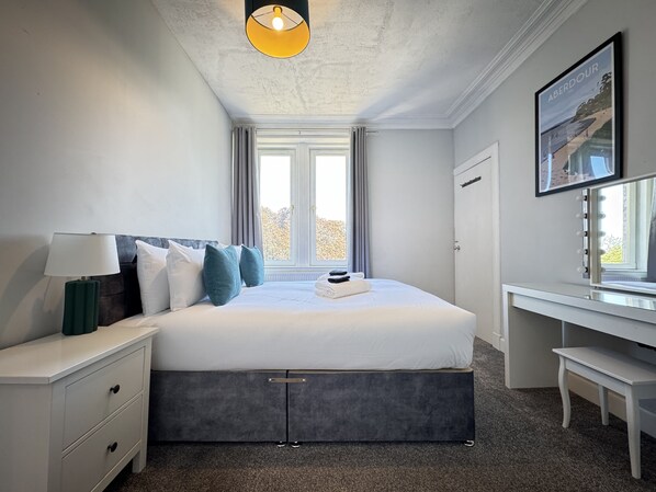 2 bedrooms, iron/ironing board, WiFi, bed sheets - 56 Degrees North - sleeps 5 guests in 2 bedrooms (Kirkcaldy)