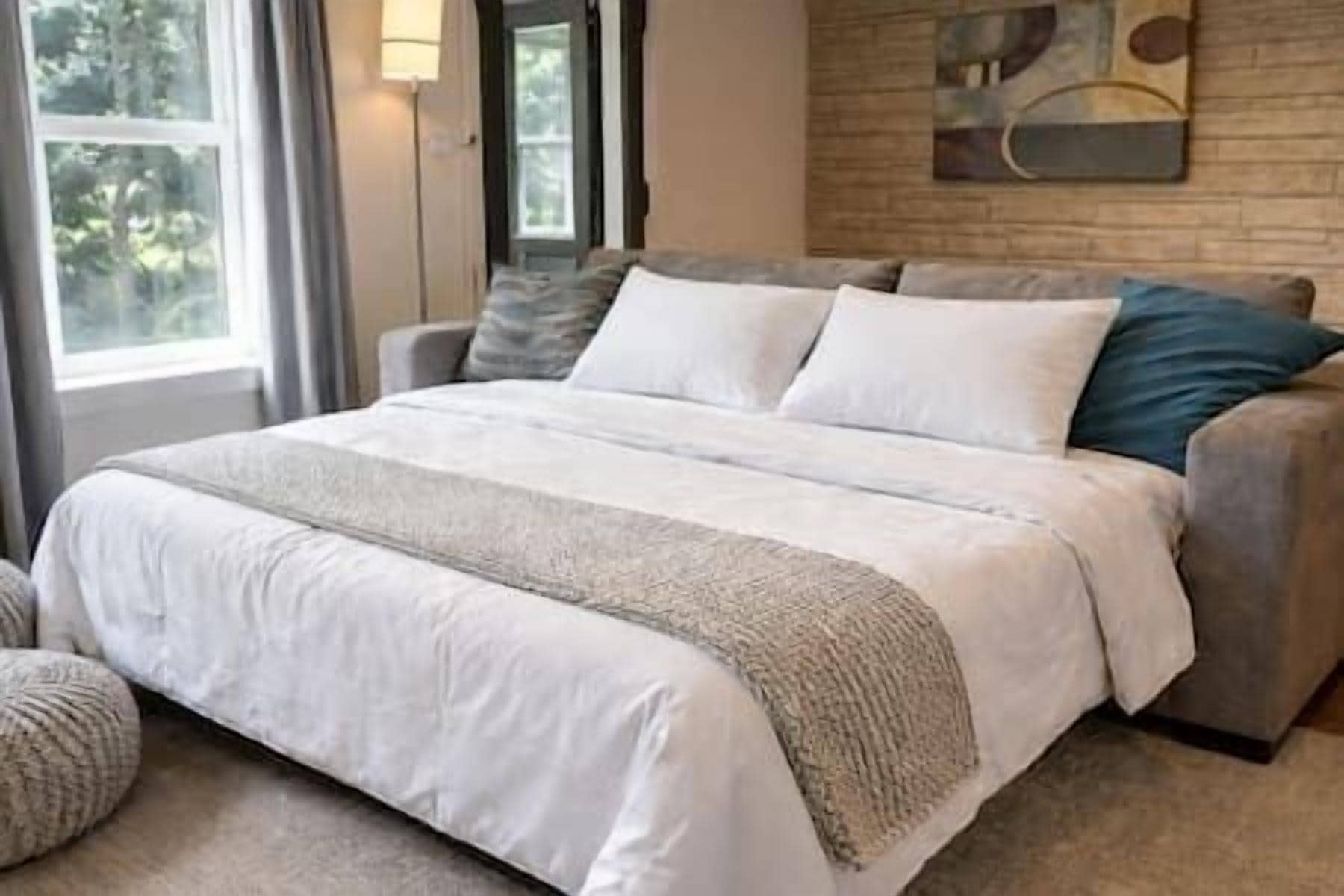 2 dormitorios, escritorio, tabla de planchar con plancha y cuna de viaje