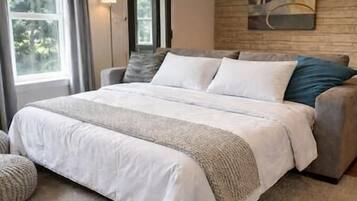 2 dormitorios, escritorio, tabla de planchar con plancha y cuna de viaje