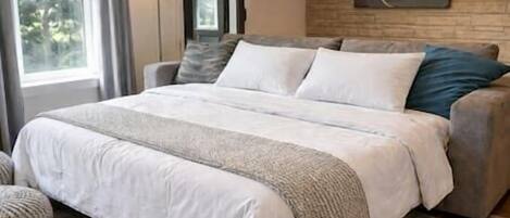 2 dormitorios, escritorio, tabla de planchar con plancha y cuna de viaje