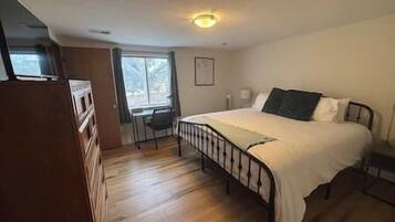 2 dormitorios, escritorio, tabla de planchar con plancha y cuna de viaje