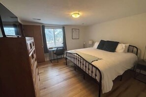 2 chambres, bureau, fer et planche à repasser, lit parapluie