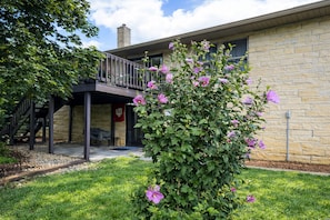 Property grounds - Stadium Stroll Garden Level | Walk to Football| 2 BRs · 1 Bath · Sleeps 6 (Bloomington)