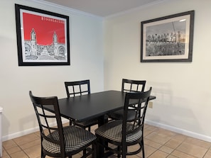 Dining - Stadium Stroll Garden Level - Walk to IU •Sleeps 6 •2BR • Private Patio, Parking (Bloomington)
