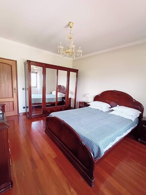 3 quartos, ferros/tábuas de passar roupa, Wi-Fi, roupa de cama