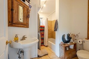 Séchoir à cheveux, serviettes fournies, papier de toilette