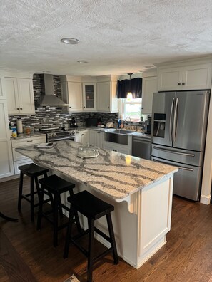 Mikrobølgeovn, ovn, kokeplater og oppvaskmaskin