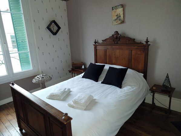 7 habitaciones, tabla de planchar con plancha, wifi y ropa de cama