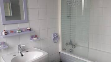 Douche, sĂšche-cheveux, bidet, serviettes fournies