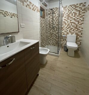 Haartrockner, Bidet, Handtücher, Seife