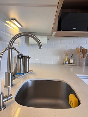 ثلاجة، ميكروويف، فرن، موقد طهي مسطح