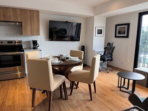 ثلاجة، ميكروويف، فرن، موقد طهي مسطح