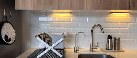 Réfrigérateur, micro-ondes, four, plaque de cuisson