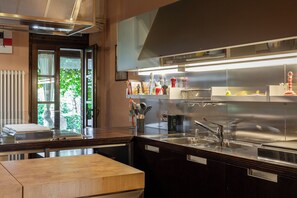 Microondas, horno, placa de cocina y lavavajillas