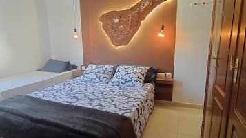 Standaard tweepersoonskamer, uitzicht op bergen | Verduisterende gordijnen, een strijkplank/strijkijzer, gratis wifi