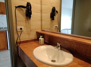 Kahden hengen standard-huone, vuoristonäköala | Kylpyhuone | Ilmaiset hygieniatuotteet, hiustenkuivaaja, pyyhkeet, saippua