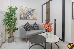 Luksusstudio, parveke, kaupunkinäköala | Oleskelualue | 65–tuumainen äly-TV, jossa satelliittikanavat