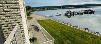 Lake front  2-bedroom condo with beautiful sun rises views over Crooked lake.