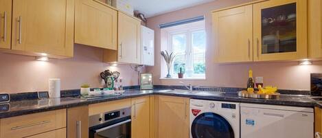 冷蔵庫、電子レンジ、オーブン、コンロ