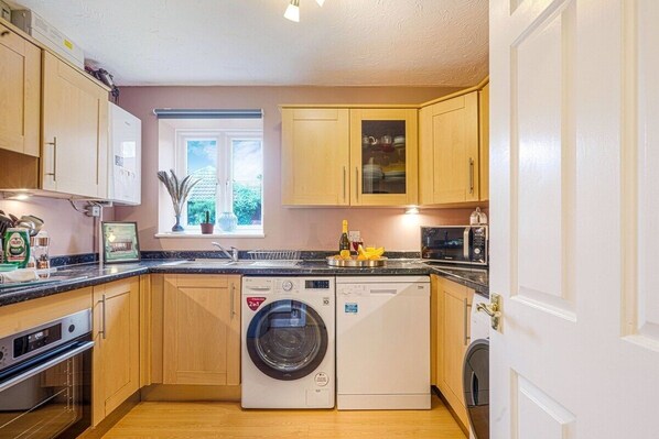 Frigorífico, microondas, horno y placa de cocina