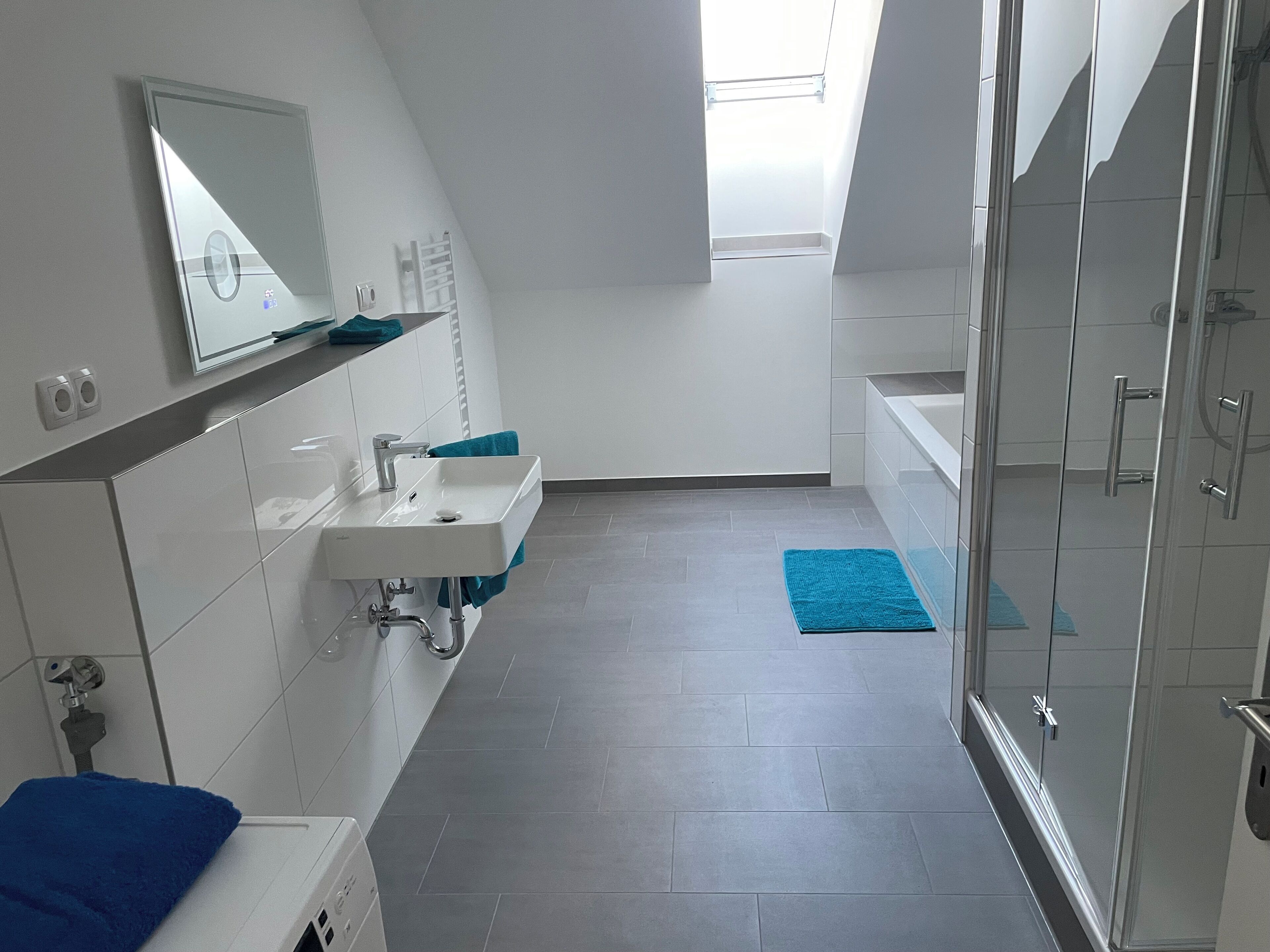 Haartrockner, Handtücher, Seife, Toilettenpapier