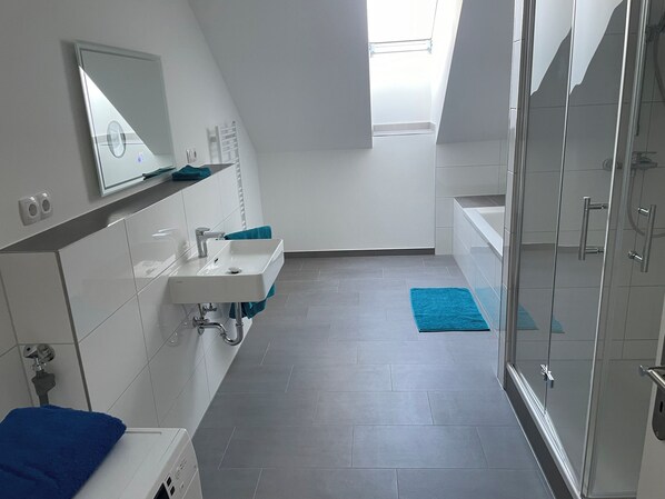 Haartrockner, HandtĂŒcher, Seife, Toilettenpapier
