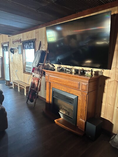 Zeke’s Retreat – Hunter’s Getaway with On-Site Taxidermy Shop