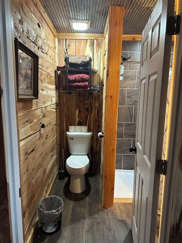 Handtücher, Seife, Toilettenpapier