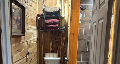 Zeke’s Retreat – Hunter’s Getaway with On-Site Taxidermy Shop