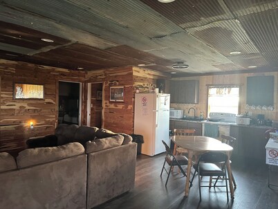 Zeke’s Retreat – Hunter’s Getaway with On-Site Taxidermy Shop