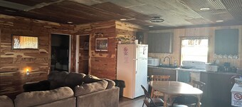 Zeke’s Retreat – Hunter’s Getaway with On-Site Taxidermy Shop