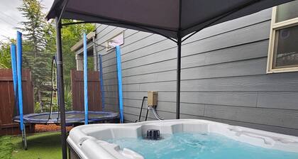 Stunning 4-Bedroom Home with Hot Tub, Sauna, Fire Pit, King Bed, AC, Golf Green!