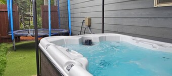 Stunning 4-Bedroom Home with Hot Tub, Sauna, Fire Pit, King Bed, AC, Golf Green!