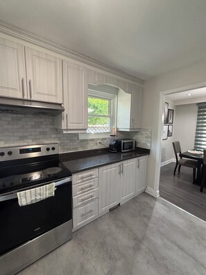 Refrigerador, microondas, horno y parrilla de estufa 