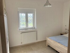 2 dormitoris, escriptori i roba de llit 