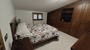 2 bedrooms, iron/ironing board, Internet, bed sheets