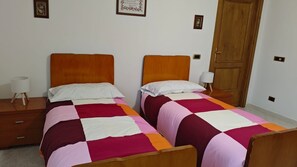 2 slaapkamers, een strijkplank/strijkijzer, internet, beddengoed