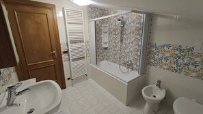 Een haardroger, een bidet, handdoeken, zeep