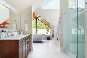 Sèche-cheveux, serviettes fournies, savon, shampoing