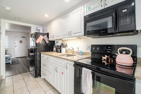 Kühlschrank, Mikrowelle, Ofen, Herdplatte