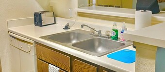 Cozy 1-bedroom apartment in Columbia with fitness room, swimming pool & BBQ pit!