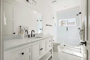 Shower, hair dryer, shampoo - E ATX Tree House | Deck | Fire Pit | BBQ | Parking (Austin)
