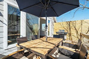 Outdoor dining - E ATX Tree House | Deck | Fire Pit | BBQ | Parking (Austin)
