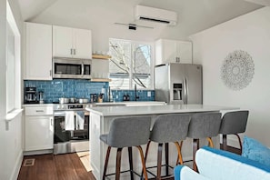 Fridge, microwave, oven, stovetop - E ATX Tree House | Deck | Fire Pit | BBQ | Parking (Austin)